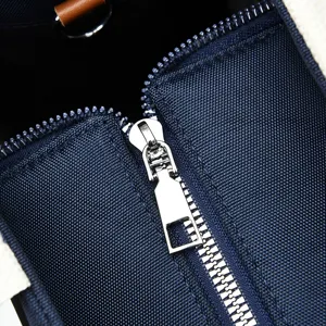 Bolso de negocios de tela oxford impermeable detalle con cremallera de metal resistente.