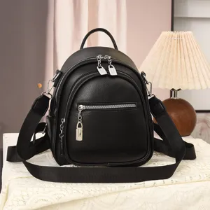 Schwarzer Damen Rucksack aus weichem Leder für Freizeit Reisen mit praktischen Reißverschlüssen.
