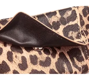 Gros plan détaillé d'une large ceinture léopard pour femme avec texture et bouton-pression.