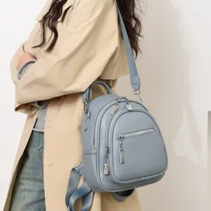 Detailaufnahme des lässigen weichen Lederrucksacks in Hellblau mit feinen Metallbeschlägen.