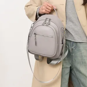 Detailansicht des stilvollen grauen Damen Lederrucksacks mit mehreren praktischen Reißverschlusstaschen.