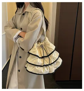 Vue détaillée du sac seau plissé décontracté pour femme avec volants superposés.