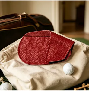 Vista detallada de funda de palo de golf de cuero rojo, textura premium y costuras duraderas.