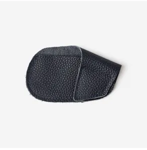 Detalle de funda para palo de golf de cuero azul oscuro con textura y material.