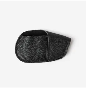 Fundas de cabeza de palo de golf de cuero genuino negro, un accesorio texturizado.