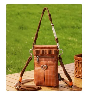 Sac bandoulière à carreaux marron, porte-bouteille d'extérieur décontracté avec boucle cœur.