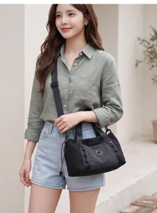 Borsa da viaggio nera in tela leggera per donna, grande shopper casual per uso quotidiano.