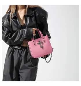Moderna bolso de hombro rosa de estilo gótico con tachuelas y cadena para mujeres.