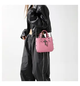 Bolso de hombro rosa estilo punk gótico con cruz de metal y remaches, bolso moderno.