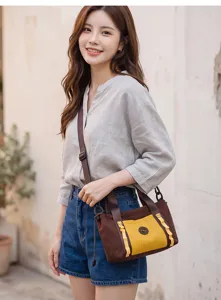 Primo piano dettagliato che mostra il design elegante della borsa a tracolla casual bicolore.