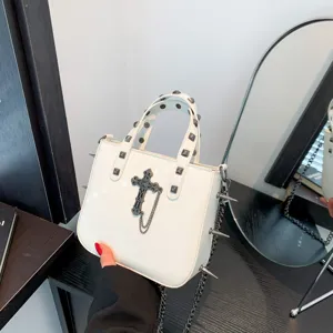 Bolso de Hombro de Cuero PU Gótico Para Mujer Punk Cruz Calavera Bolso de Axila Remache Cadena Moda Bolso de Mano