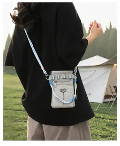Sac à bandoulière décontracté à motif carreaux avec sangle colorée pour extérieur et voyages.