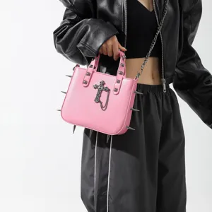 Bolso bandolera gótico rosa para mujer con cruz de metal y tachuelas elegantes
