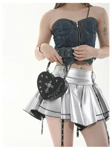 Nahaufnahme der Punk Herz Umhängetasche mit Metallkreuz und Totenkopf Anhänger Detail.