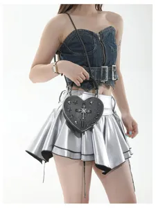 Gotische herzförmige Umhängetasche mit Kreuz und Totenkopf, stilvolles dunkles Streetwear-Accessoire.