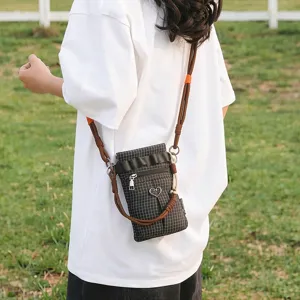 Sac bandoulière décontracté pour femme, sac à eau à carreaux d'extérieur, léger et pratique.