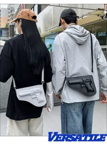 Vista detallada del bolso bandolera de piel PU en forma de pistola estilo urbano.