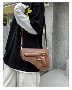 Bolso bandolera para hombre de cuero PU con diseño de pistola único para estilo urbano genial.