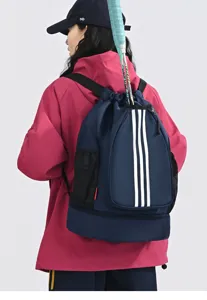 Detailaufnahme des blauen Sport Rucksacks mit praktischen weissen Streifen und Mesh Seitentaschen.