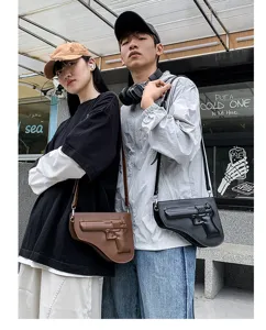 Bolso cruzado elegante para hombre con diseño de pistola único en cuero PU, estilo motero genial.