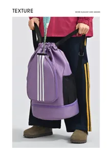 Detailansicht des lilanen Kordelzug-Sportrucksacks mit drei Streifen und Schlägerfach.