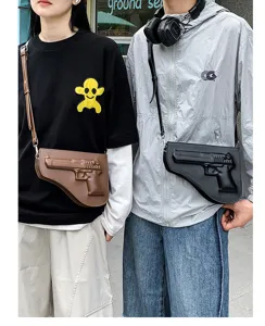 Vista detallada del bolso cruzado de PU de cuero con unica forma de pistola estilo urbano.
