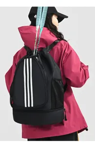 Schwarzer Sportrucksack mit Kordelzug, mehreren Taschen und auffälligen Streifendetails.