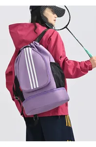 Lila Kordelzug-Rucksack mit drei weißen Streifen, große Sport- und Trainingstasche für Studenten.