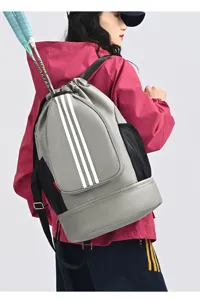Detailaufnahme eines großen grauen Sport-Kordelzugsrucksacks mit markanten weißen Streifen.