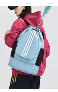 Hellblauer Kordelzug Rucksack Sporttasche mit Schultergurten und Schlaegerhalter fuer Studenten.
