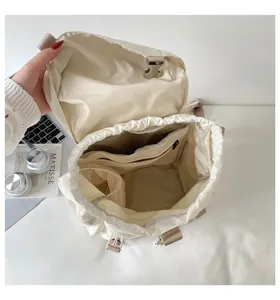 Détail de l'intérieur du sac à dos en nylon imperméable avec cordon et poches pratiques.