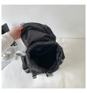 Vue détaillée du sac à dos étanche noir montrant l'intérieur spacieux et le cordon de serrage.