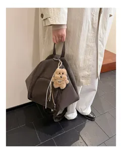 Zaino vintage marrone casual con simpatico ciondolo in peluche di cucciolo per l'uso quotidiano