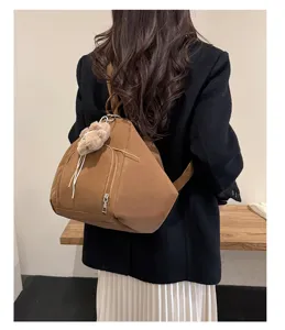 Elegante zaino casual marrone da donna con tasca frontale con zip e simpatico ciondolo peluche orsetto.