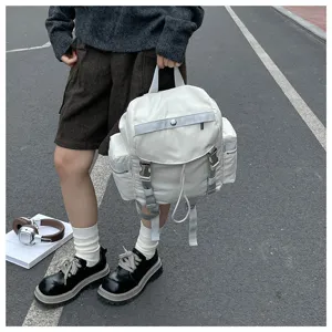 Sac à dos blanc élégant en nylon avec poches multiples et boucles pour voyages et quotidien.