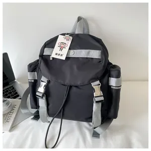 Sac à dos de loisir noir en nylon avec sangles grises et boucles en métal pour voyage.