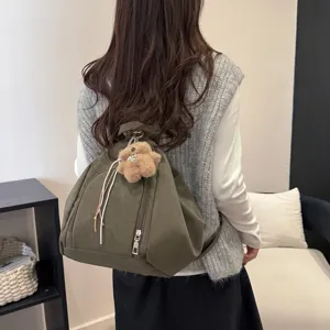 Stiloso zaino verde da donna con simpatico ciondolo orsetto, borsa casual da viaggio.