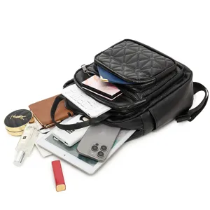 Mochila multifuncional de cuero suave negro con gran capacidad y múltiples bolsillos.