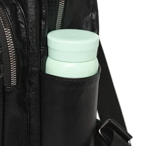 Mochila casual de cuero suave negro detalle de bolsillo lateral gran capacidad diseño práctico.