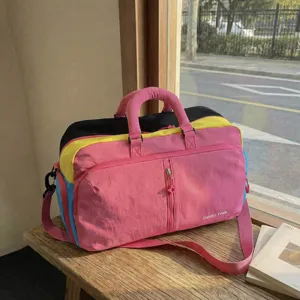 Grande borsa da viaggio sportiva colorata per fitness e attività all'aperto di grande