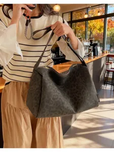 Stylish leopard print canvas shoulder bag for women, large capacity hobo tote bag.