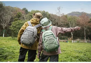 Scène de sac à dos de voyage, sac à dos décontracté léger pour étudiants et navetteurs.