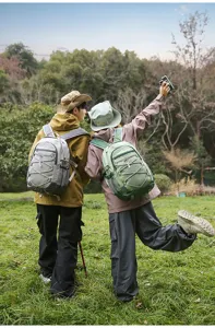Vue détaillée du sac à dos de voyage avec bretelles confortables et poches latérales en filet.