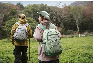 Detail du sac à dos de randonnée vert et gris avec cordon élastique et poches latérales filet.