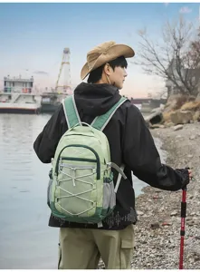 Sac a dos de voyage casual en plein air pour hommes en motif grille vert spacieux.