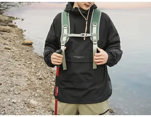 Sac à dos de loisirs en plein air et veste coupe-vent, détail idéal pour le voyage homme.