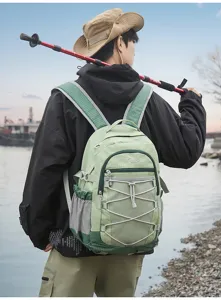 Sac à dos vert à carreaux léger pour homme, sac de voyage décontracté avec plusieurs compartiments.