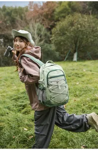 Sac à dos à carreau vert clair de loisir vue de détail lifestyle en plein air.