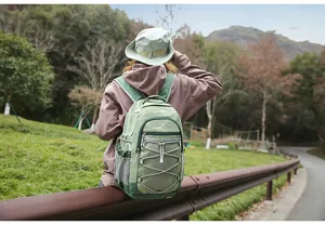 Sac à dos de voyage de plein air vert décontracté pour étudiants, design léger et durable.