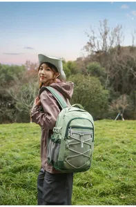 Vue détaillée du sac à dos de voyage extérieur vert léger avec plusieurs compartiments pour étudiants.